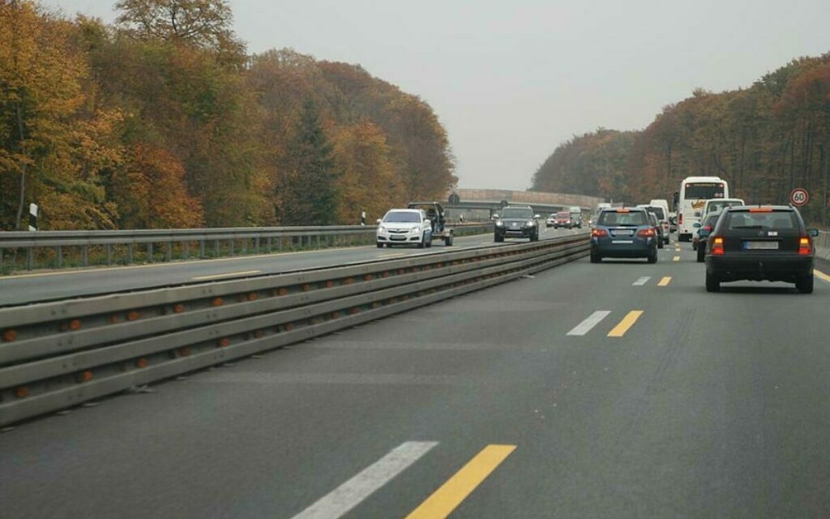 Die Verkehrsführung in einer Baustelle auf der Autobahn Die Verkehrsführung in einer Baustelle auf der Autobahn